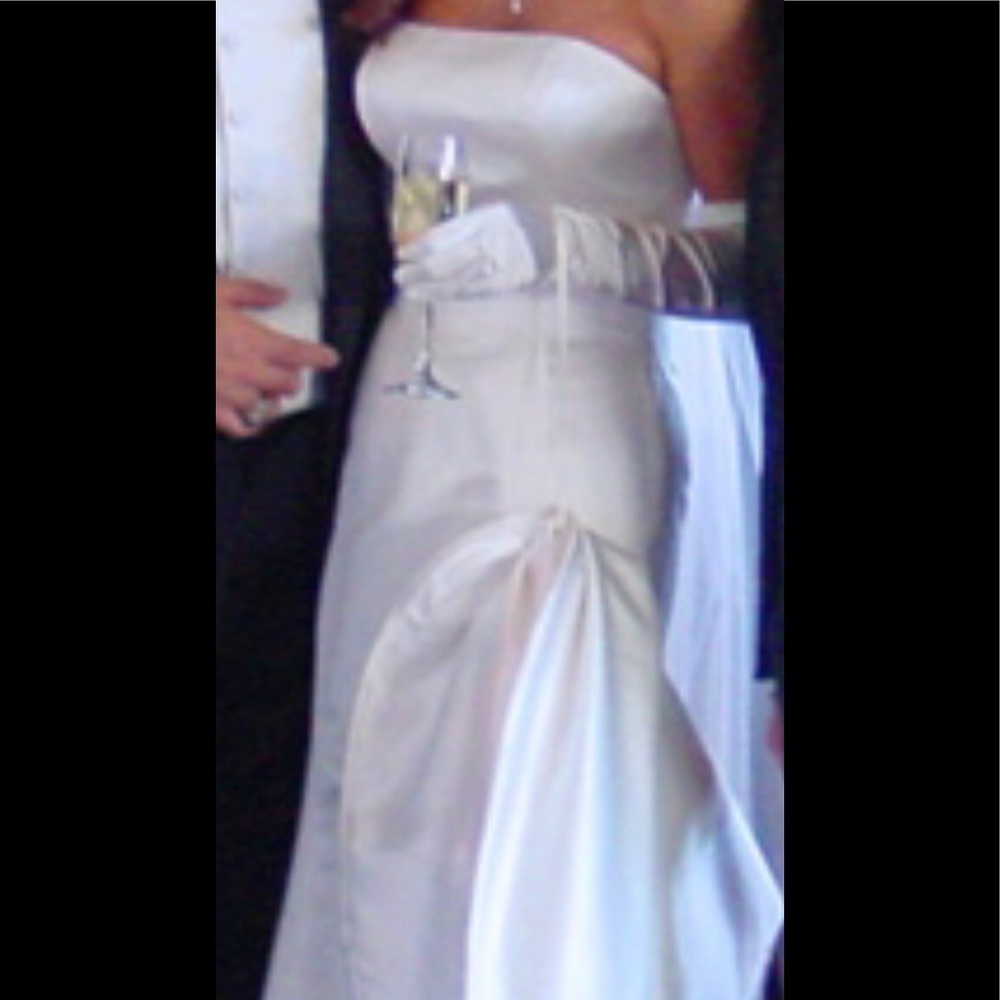 Ulla-Maija wedding gown w/ match veils & gloves!